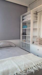 um quarto com uma cama e uma estante de livros em Moderno y Minimalista en Ciudad Vieja Montevideo em Montevidéu