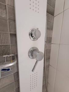 ducha con puerta de cristal y ducha en Moderno y Minimalista en Ciudad Vieja Montevideo, en Montevideo