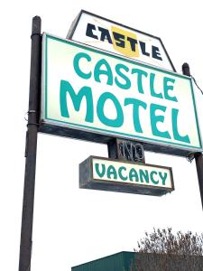 a street sign for a castle motel and vacancy at Castle Motel in Edson