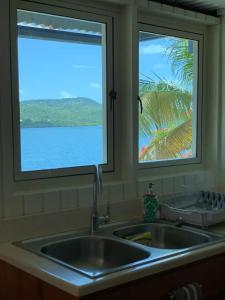 uma cozinha com um lavatório e uma janela em Emma's by the Sea em Culebra