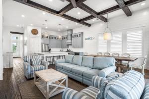 un soggiorno con divani blu e una cucina di Endless Summer Nights at Seacrest a Inlet Beach