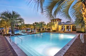 una grande piscina con palme e una casa di Endless Summer Nights at Seacrest a Inlet Beach