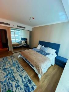 1 dormitorio con 1 cama grande y 1 alfombra en شقه فندقيه بفندق هيلتون المعادي, en El Cairo