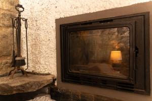 einen Kamin mit einer Lampe an einer Steinmauer in der Unterkunft King Shelter by Homie in Lanceiros + 21 Fotos