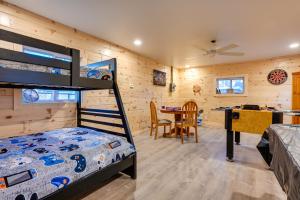 - une chambre avec des lits superposés et une salle à manger dans l'établissement Riverfront Michigan Cottage with Fire Pit and Kayaks!, à Beaverton