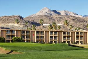 uma vista para o resort com palmeiras e montanhas em WorldMark Palm Springs - Plaza Resort and Spa em Palm Springs