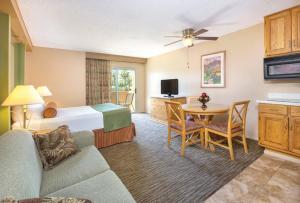 a hotel room with a bed and a table at WorldMark Palm Springs - Plaza Resort and Spa in Palm Springs