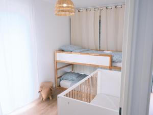 En eller flere senge i et værelse på Bel appart familial avec terrasse aux portes de Paris - Parking gratuit