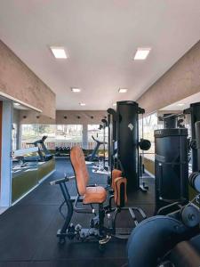 een fitnessruimte met diverse fitnessapparatuur in een kamer bij Mansão em Pedra Azul! Exclusividade na região in Domingos Martins