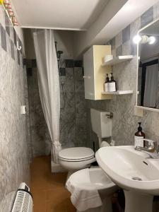 a bathroom with a toilet and a sink and a shower at George’s House in Florence