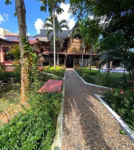 un chemin menant à une maison avec un bâtiment dans l'établissement Katmandú Casa Campestre, à Turbaco