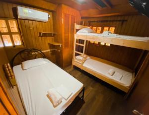 - une chambre avec 2 lits superposés dans un bateau dans l'établissement Katmandú Casa Campestre, à Turbaco