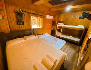 - une chambre avec un grand lit et des lits superposés dans l'établissement Katmandú Casa Campestre, à Turbaco