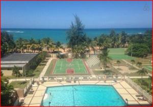 Bazén v ubytování Enchanted 8 Jewel Luquillo Beachfront - Pool nebo v jeho okolí