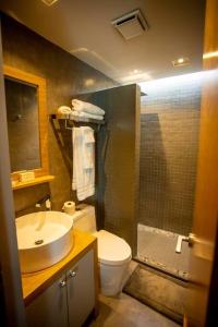 y baño con lavabo, aseo y ducha. en Enchanted 8 Jewel Luquillo Beachfront - Pool, en Luquillo