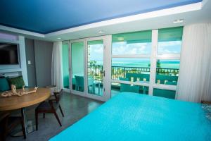 Balkón nebo terasa v ubytování Enchanted 8 Jewel Luquillo Beachfront - Pool