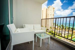 Balkón nebo terasa v ubytování Enchanted 8 Jewel Luquillo Beachfront - Pool