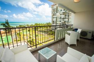 Balkón nebo terasa v ubytování Enchanted 8 Jewel Luquillo Beachfront - Pool