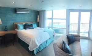 Postel nebo postele na pokoji v ubytování Enchanted 17 Jewel Beachfront Luquillo -Pool