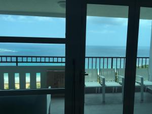 Balkón nebo terasa v ubytování Enchanted 17 Jewel Beachfront Luquillo -Pool