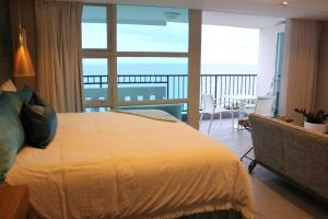 Postel nebo postele na pokoji v ubytování Enchanted 17 Jewel Beachfront Luquillo -Pool