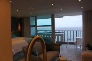 Postel nebo postele na pokoji v ubytování Enchanted 17 Jewel Beachfront Luquillo -Pool