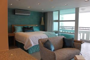 Postel nebo postele na pokoji v ubytování Enchanted 17 Jewel Beachfront Luquillo -Pool