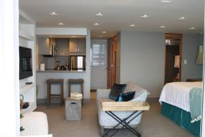 Kuchyň nebo kuchyňský kout v ubytování Enchanted 17 Jewel Beachfront Luquillo -Pool
