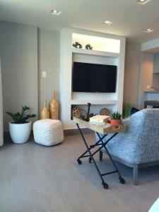 TV a/nebo společenská místnost v ubytování Enchanted 17 Jewel Beachfront Luquillo -Pool