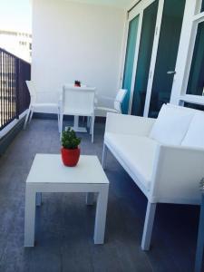 Balkón nebo terasa v ubytování Enchanted 17 Jewel Beachfront Luquillo -Pool