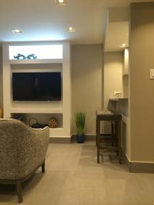 TV a/nebo společenská místnost v ubytování Enchanted 17 Jewel Beachfront Luquillo -Pool
