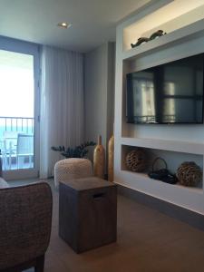 TV a/nebo společenská místnost v ubytování Enchanted 17 Jewel Beachfront Luquillo -Pool
