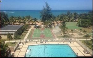 Bazén v ubytování Enchanted 17 Jewel Beachfront Luquillo -Pool nebo v jeho okolí