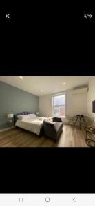 um quarto com uma cama grande e uma janela em Le Bon Plan em Montréal