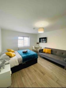 una camera con letto e divano di Roomello luxury City Studios a Peterborough