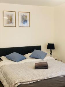 Een bed of bedden in een kamer bij Roomello luxury City Studios