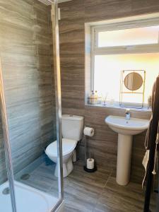 een badkamer met een toilet en een wastafel bij Roomello luxury City Studios in Peterborough