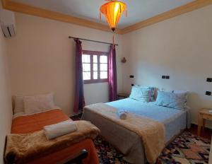 מיטה או מיטות בחדר ב-Ouirgane discovery lodge