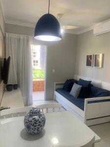 a living room with a bed and a table at Boulevard Riviera Flat in Riviera de São Lourenço