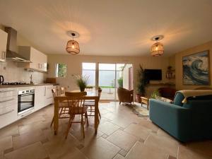 Kuchyňa alebo kuchynka v ubytovaní Charmante Maison au Cœur d’un Village Paludier, Proche Guérande et Plages, Terrasse et Wifi - FR-1-306-1227 + 6 fotografií