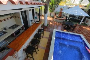 z widokiem na patio z basenem w obiekcie CASA KATALINA w mieście Cartagena de Indias