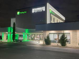 un edificio con un camión estacionado frente a él en Staybridge Suites Dallas Market Ctr Love Field, an IHG Hotel en Dallas