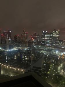 ロンドンにあるLuxury apartmentの夜の街の景色