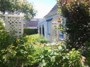 un jardin avec un kiosque et quelques buissons dans l'établissement Memelstrasse 6, à Dahme
