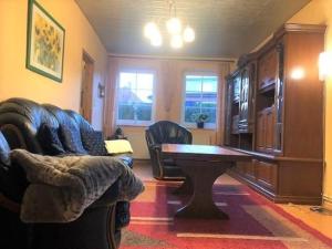 un salon avec un canapé et une table en bois dans l'établissement Memelstrasse 6, à Dahme