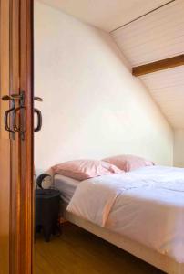 una camera bianca con un letto di Maison de ville de 100m2 proche centre-ville/lac ad Annecy
