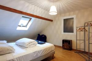 a bedroom with a bed and a ceiling at Maison de ville de 100m2 proche centre-ville/lac in Annecy