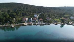 Brgulje的住宿－Apartments by the sea Brgulje, Molat - 22906，一大片水体的空中景观