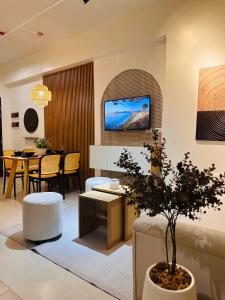 伊洛伊洛Studio K- Japandi-Inspired Condo Unit at The Palladium的带沙发和桌子的客厅