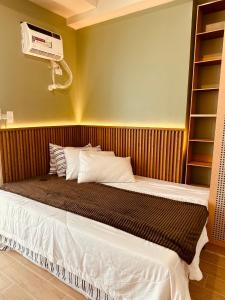 Studio K- Japandi-Inspired Condo Unit at The Palladium客房内的一张或多张床位